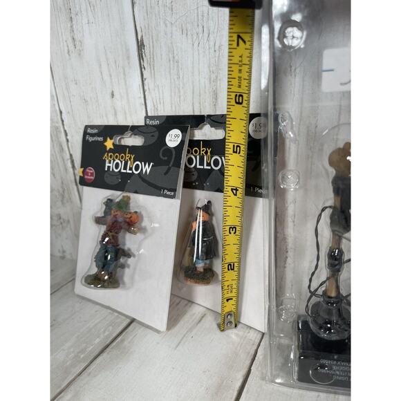 Lemax Spooky Town Village Accessories Lot of 3 Lighted Posts & 2 Figurines - Picture 3 of 3
